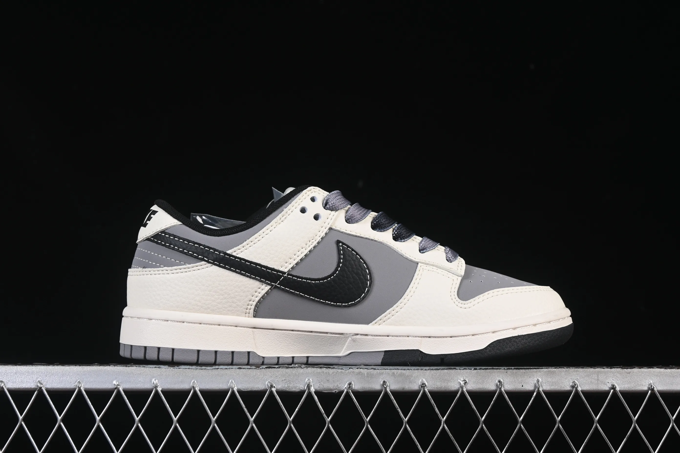 All categories Nk SB Dunk Series Nk SB Dunk Low High-end customized low-top sneakers Nike SB Dunk Low Stone Island joint beige and black stitching Anniversary high-end customized low-top casual sneakers JP8028-041